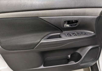 Подержанный автомобиль Mitsubishi Outlander 2018 года (11 фото)