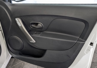 Подержанный автомобиль Renault Logan Sedan 2018 года (25 фото)