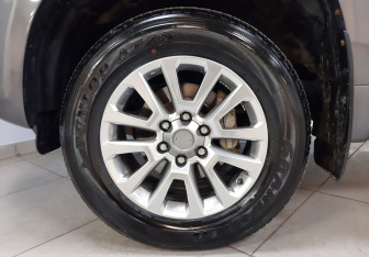 Подержанный автомобиль Toyota Land Cruiser Prado 2011 года (9 фото)