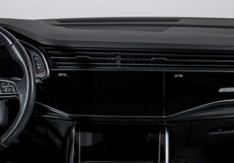 Подержанный автомобиль Audi Q8 2019 года (13 фото)