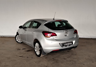 Подержанный автомобиль Opel Astra Hatchback 2011 года (7 фото)