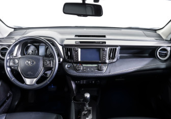 Подержанный автомобиль Toyota RAV4 2016 года (13 фото)