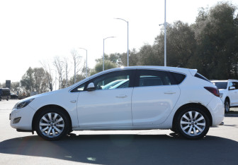 Подержанный автомобиль Opel Astra Hatchback 2010 года (8 фото)