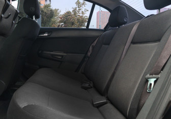 Подержанный автомобиль Opel Astra Sedan 2010 года (7 фото)