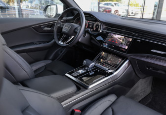 Подержанный автомобиль Audi Q8 2022 года (11 фото)