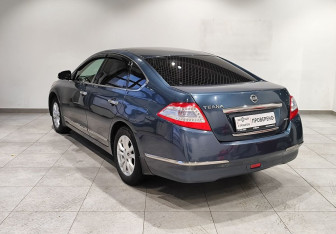 Подержанный автомобиль Nissan Teana 2012 года (7 фото)