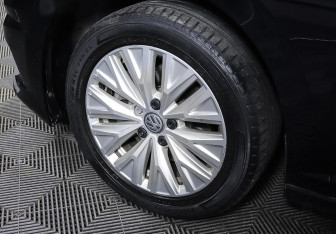 Подержанный автомобиль Volkswagen Jetta Sedan 2019 года (9 фото)
