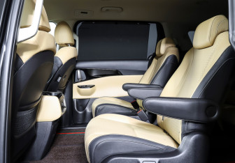 Подержанный автомобиль Kia Carnival 2021 года (14 фото)