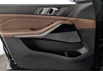 Подержанный автомобиль BMW X5 2020 года (19 фото)