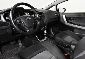 Подержанный автомобиль Kia Ceed Hatchback 2014 года (11 фото)