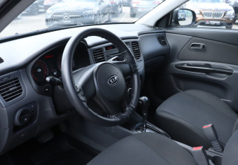 Подержанный автомобиль Kia Rio Sedan 2011 года (13 фото)