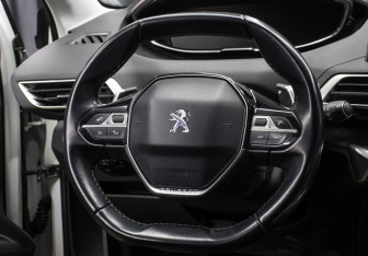 Подержанный автомобиль Peugeot 3008 2018 года (17 фото)