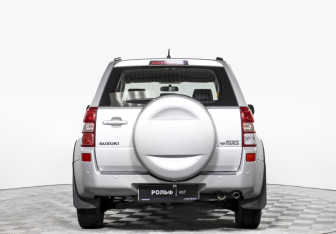 Подержанный автомобиль Suzuki Grand Vitara 2008 года (6 фото)