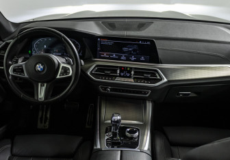 Подержанный автомобиль BMW X5 2022 года (12 фото)