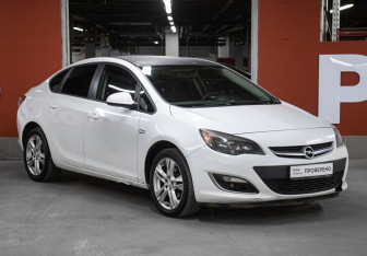 Подержанный автомобиль Opel Astra Sedan 2012 года (3 фото)