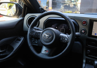 Подержанный автомобиль Toyota Yaris Hatchback 2024 года (11 фото)