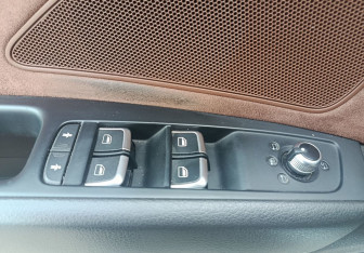 Подержанный автомобиль Audi A8 2014 года (14 фото)