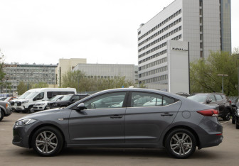 Подержанный автомобиль Hyundai Elantra Sedan 2017 года (6 фото)