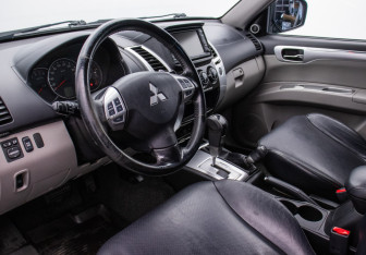 Подержанный автомобиль Mitsubishi Pajero Sport 2011 года (10 фото)