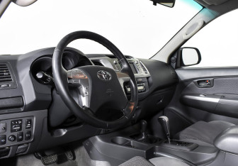 Подержанный автомобиль Toyota Hilux 2012 года (11 фото)