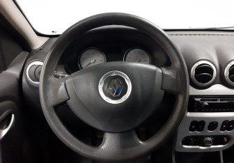 Подержанный автомобиль Renault Sandero 2010 года (12 фото)