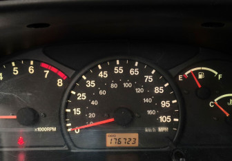 Подержанный автомобиль Suzuki Grand Vitara 2001 года (14 фото)