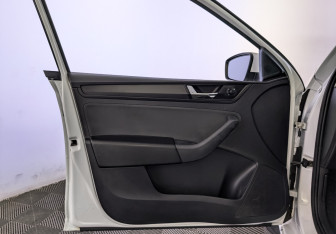 Подержанный автомобиль Skoda Rapid Liftback 2019 года (19 фото)