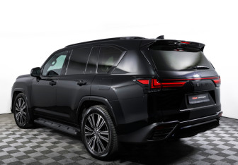 Подержанный автомобиль Lexus LX 2025 года (7 фото)