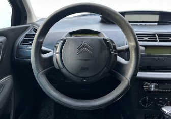 Подержанный автомобиль Citroen C4 Hatchback 2008 года (12 фото)