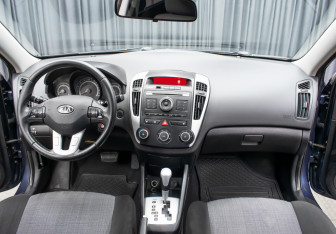Подержанный автомобиль Kia Ceed Hatchback 2010 года (13 фото)