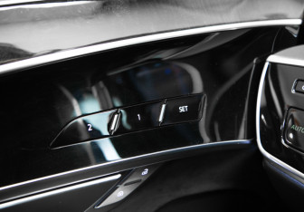 Подержанный автомобиль Audi A8 2018 года (17 фото)