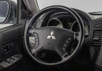 Подержанный автомобиль Mitsubishi Pajero 2008 года (15 фото)