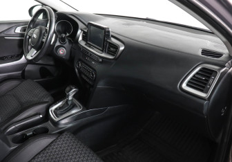 Подержанный автомобиль Kia Ceed Hatchback 2019 года (10 фото)