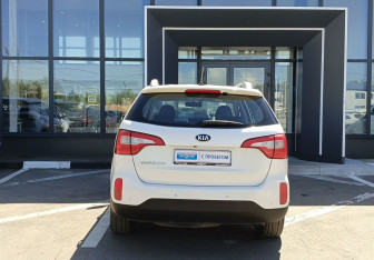 Подержанный автомобиль Kia Sorento 2016 года (6 фото)
