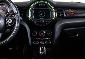 Подержанный автомобиль MINI Hatch 2018 года (14 фото)