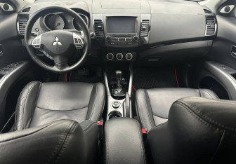 Подержанный автомобиль Mitsubishi Outlander 2008 года (11 фото)