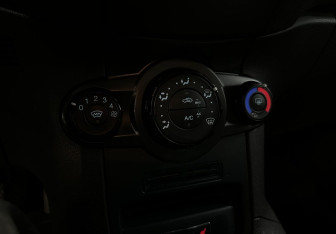 Подержанный автомобиль Ford Fiesta Hatchback 2015 года (13 фото)