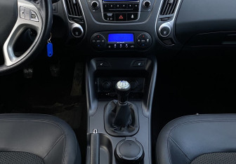 Подержанный автомобиль Hyundai ix35 2012 года (13 фото)