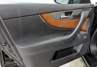 Подержанный автомобиль Infiniti QX70 2014 года (19 фото)