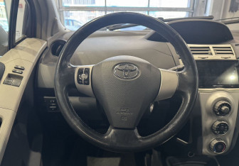 Подержанный автомобиль Toyota Yaris Hatchback 2007 года (13 фото)