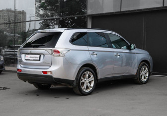 Подержанный автомобиль Mitsubishi Outlander 2012 года (4 фото)