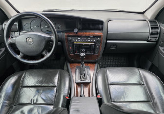 Подержанный автомобиль Opel Omega Sedan 2000 года (11 фото)