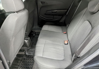 Подержанный автомобиль Chevrolet Aveo Sedan 2015 года (15 фото)
