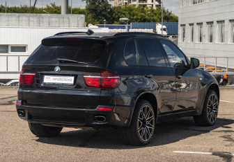 Подержанный автомобиль BMW X5 2011 года (5 фото)