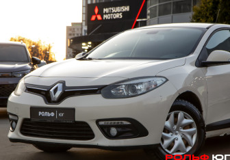 Подержанный автомобиль Renault Fluence 2013 года (17 фото)