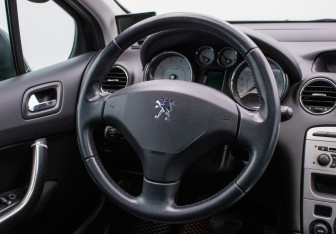 Подержанный автомобиль Peugeot 308 Hatchback 2010 года (15 фото)