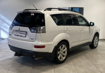 Подержанный автомобиль Mitsubishi Outlander 2010 года (5 фото)
