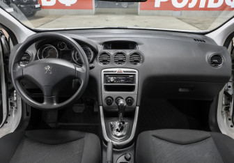 Подержанный автомобиль Peugeot 308 Hatchback 2011 года (14 фото)