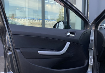 Подержанный автомобиль Peugeot 408 2012 года (15 фото)