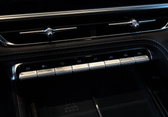 Подержанный автомобиль Geely Monjaro 2025 года (17 фото)